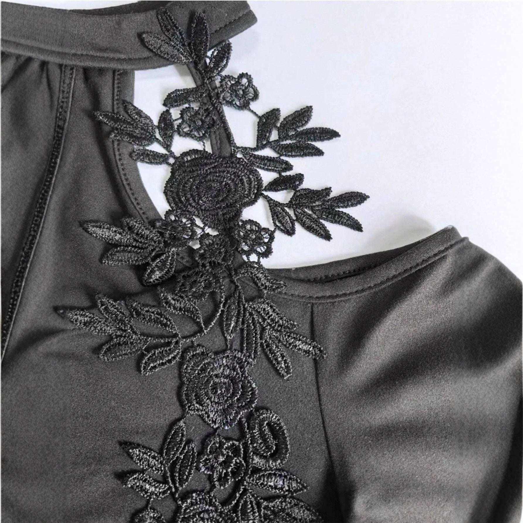 Haut ajusté plissé à ourlet incurvé, ajouré aux épaules et appliqué